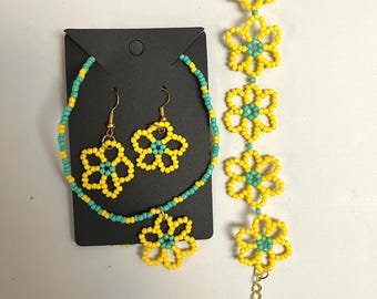 Beaded 4 piece jewelry set - Refugee made - Earrings, bracelet, necklace
