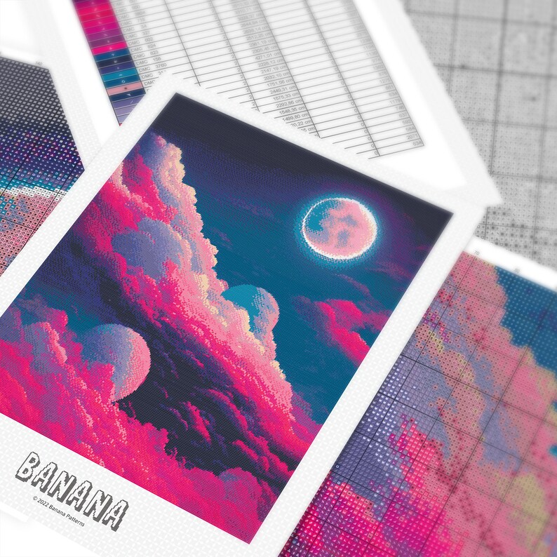 Pu&ograve; includere: Una stampa d'arte digitale di un cielo notturno rosa e blu con nuvole e una grande luna. La stampa presenta la parola "BANANA" in un font retr&ograve; in basso e il copyright "&copy; 2022 Banana Patterns".