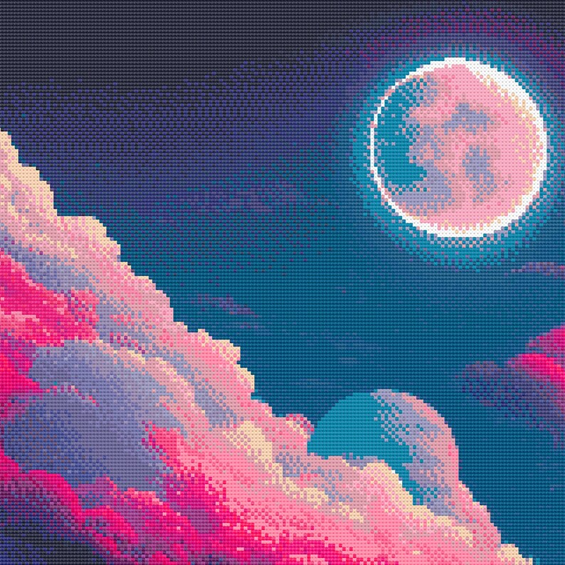 Pu&ograve; includere: Un'immagine pixelata di una luna crescente con un bagliore rosa, su uno sfondo di cielo blu scuro con nuvole rosa e viola.