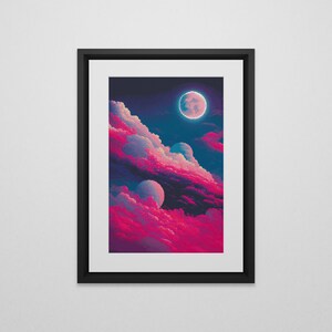 Pu&ograve; includere: Una stampa d'arte digitale incorniciata che presenta una luna rosa e blu con un alone luminoso, circondata da nuvole rosa e viola su uno sfondo blu scuro.