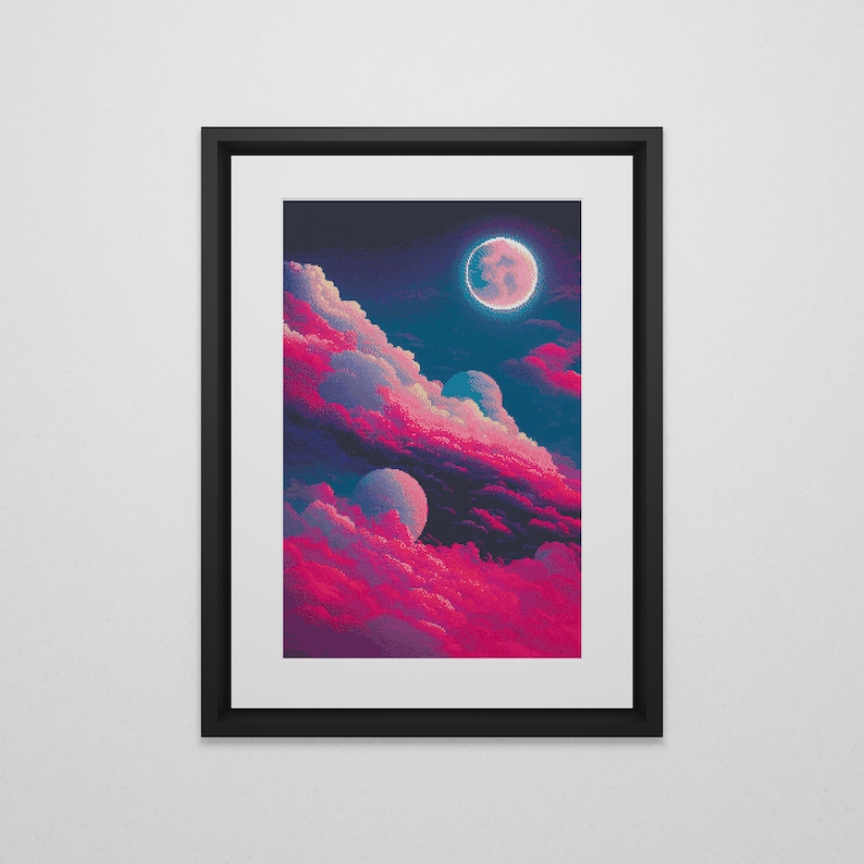 Pu&ograve; includere: Una stampa d'arte digitale incorniciata che presenta una luna rosa e blu con un alone luminoso, circondata da nuvole rosa e viola su uno sfondo blu scuro.