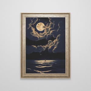 Peut inclure: Une impression d'art encadr&eacute;e repr&eacute;sentant un paysage marin nocturne. L'&oelig;uvre pr&eacute;sente une pleine lune, des nuages ​​duveteux et une &eacute;tendue d'eau r&eacute;fl&eacute;chissante. La palette de couleurs comprend des nuances de bleu, d'or et de noir. Le cadre est de couleur or.