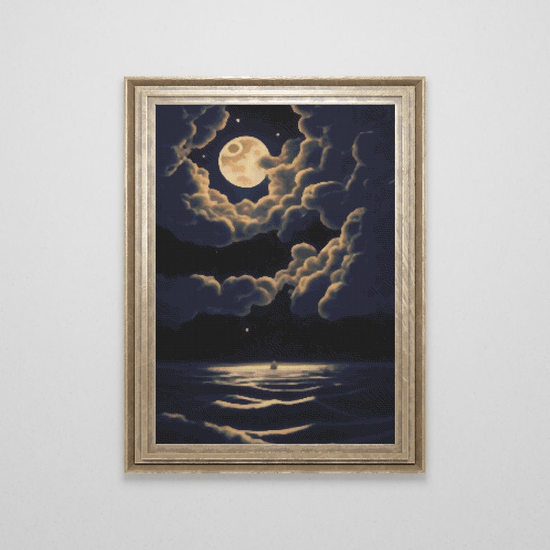 Peut inclure: Une impression d'art encadr&eacute;e repr&eacute;sentant un paysage marin nocturne. L'&oelig;uvre pr&eacute;sente une pleine lune, des nuages ​​duveteux et une &eacute;tendue d'eau r&eacute;fl&eacute;chissante. La palette de couleurs comprend des nuances de bleu, d'or et de noir. Le cadre est de couleur or.