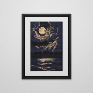 Peut inclure: Impression d'art encadr&eacute;e repr&eacute;sentant un paysage marin nocturne. Une pleine lune brille derri&egrave;re des nuages sombres et duveteux. L'oc&eacute;an refl&egrave;te le clair de lune, avec un petit bateau naviguant sur l'eau. L'&oelig;uvre est encadr&eacute;e dans un cadre noir.