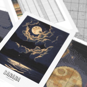 Peut inclure: Un motif de point de croix repr&eacute;sentant une sc&egrave;ne de nuit avec une pleine lune, des nuages et de l'eau. Le mot "BANANA" est imprim&eacute; en bas. D'autres motifs et graphiques de point de croix sont visibles en arri&egrave;re-plan.