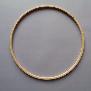 Op de afbeelding: Een ronde houten borduurring met een natuurlijke afwerking. De ring heeft een diameter van ongeveer 30 cm.