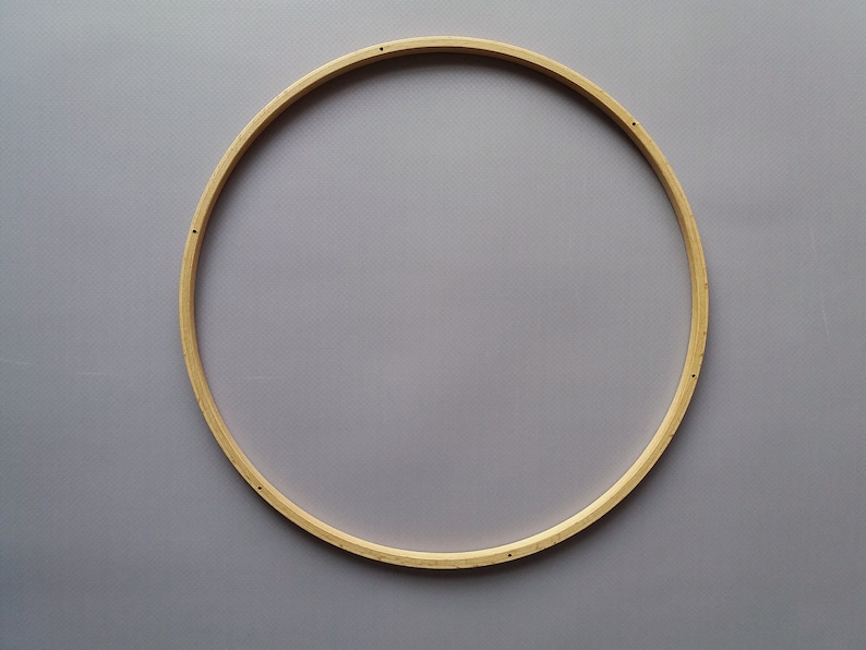 Op de afbeelding: Een ronde houten borduurring met een natuurlijke afwerking. De ring heeft een diameter van ongeveer 30 cm.