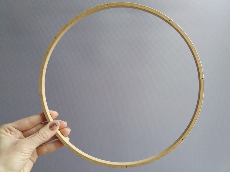 Ronde houten ringen voor een babybedmobiel. Houten cirkels voor een mobielhanger. Hoepelhanger voor een mobiel, frame voor een dromenvanger. DIY basis voor een mobiel in de babykamer. afbeelding 7