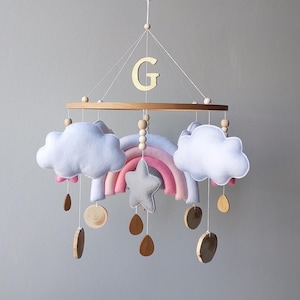 Móbile de bebê arco-íris personalizado para menina com estrelas e nuvens – Móbile de berço de feltro rosa e cinza – Letra com nome personalizada – Decoração de berçário para bebê