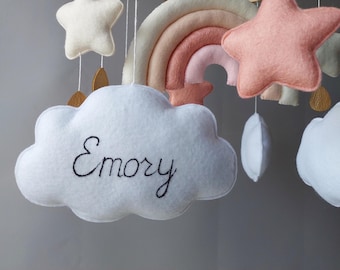 Gepersonaliseerde regenboog babywieg mobiel meisje Muzikale wolk ster hangende mobiel Boho babykamer inrichting kinderkamer vilt roze melkachtig babybedje accessoires