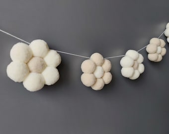 Blommig girlande med prästkrage, väggbonad, marguerit, pompom, neutral barnrumsdekoration, babyshower,