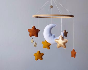 Móvil de fieltro para cuna con forma de luna y estrellas, decoración infantil estilo bohemio, móvil musical colgante de género neutro, regalo para bebé, luna blanca y estrellas doradas.