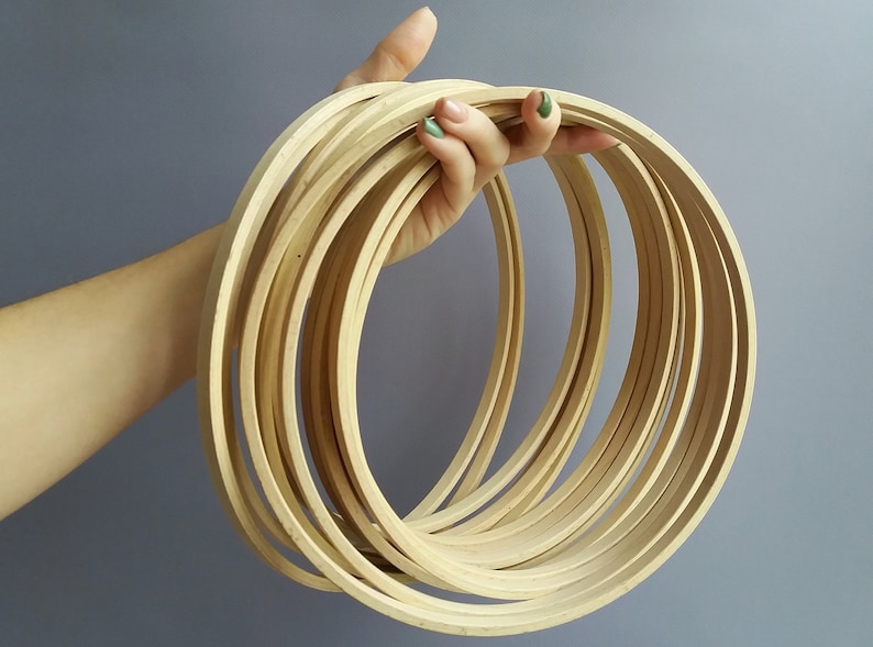Op de afbeelding: Een set van 10 houten borduurringen, in elkaar geschoven. De ringen zijn gemaakt van natuurlijk hout en zijn perfect voor knutselprojecten.