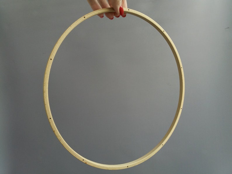 Op de afbeelding: Een houten borduurring met een natuurlijke afwerking. De ring heeft een diameter van ongeveer 30 cm.