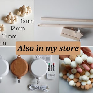 Op de afbeelding: Een set houten mobile onderdelen, waaronder een houten ster, een houten stok en een verscheidenheid aan houten ballen in verschillende maten. De ballen hebben een diameter van 8 mm, 10 mm, 12 mm en 15 mm. Ook afgebeeld zijn drie verschillende soorten muziekdozen, een afstandsbediening en een stapel witte en beige pompoenen.