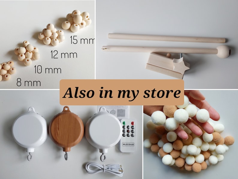 Op de afbeelding: Een set houten mobile onderdelen, waaronder een houten ster, een houten stok en een verscheidenheid aan houten ballen in verschillende maten. De ballen hebben een diameter van 8 mm, 10 mm, 12 mm en 15 mm. Ook afgebeeld zijn drie verschillende soorten muziekdozen, een afstandsbediening en een stapel witte en beige pompoenen.