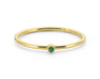 Ultra Thin Bezel Set Emerald Ring in Gold - Women's 14k Gold Emerald Stackable Ring - Round Emerald Ring for Everyday - Natural Emerald Ring