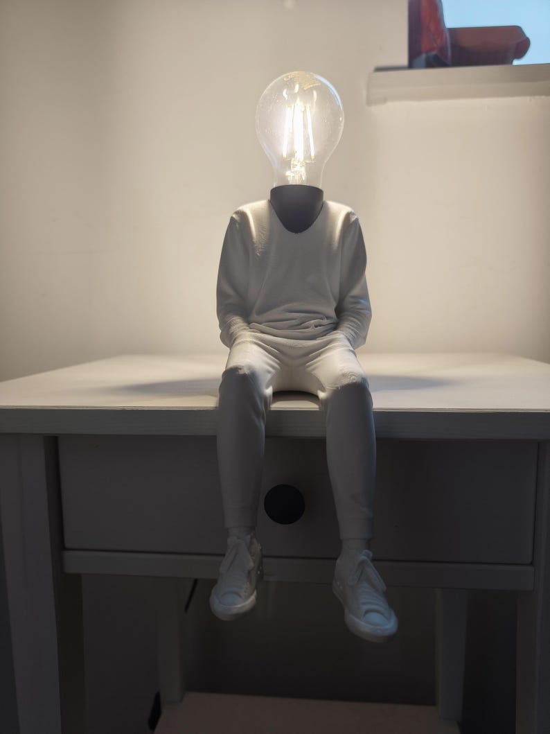 Lámpara de Pensador - Figura única con forma de cabeza de bombilla, lámpara de mesa con figura de hombre sentado, decoración moderna para el hogar