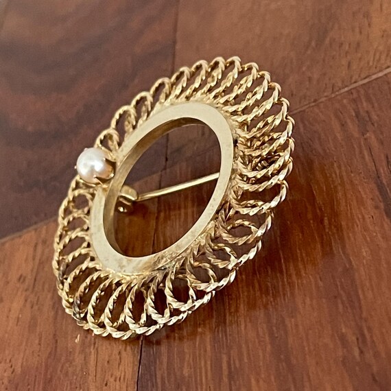 Infinity Loop Circle Brooch with single Faux Pear… - image 4