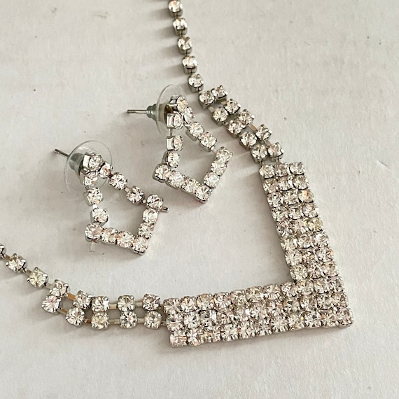 Silver Crystal Rhinestone V Neck Necklace and Arr… - image 1