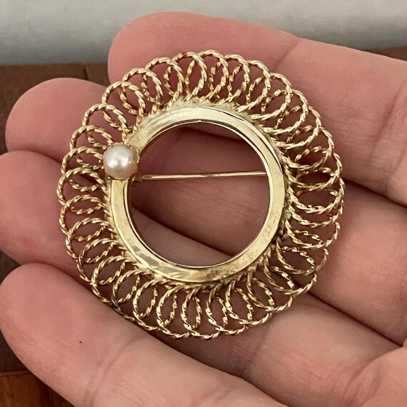 Infinity Loop Circle Brooch with single Faux Pear… - image 5