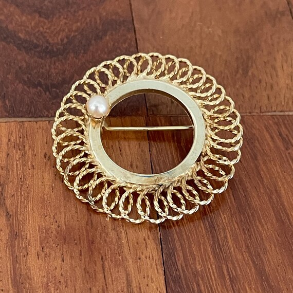 Infinity Loop Circle Brooch with single Faux Pear… - image 9