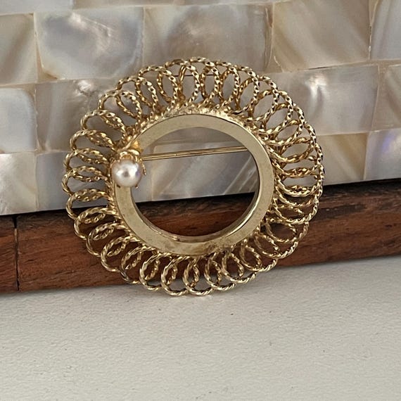 Infinity Loop Circle Brooch with single Faux Pear… - image 7