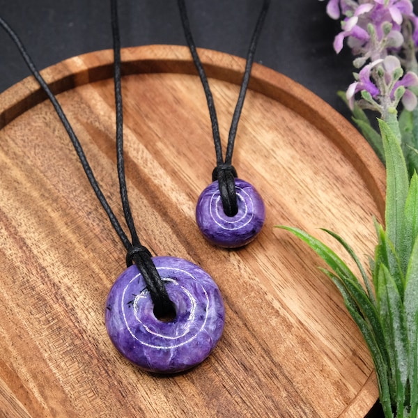 15-32 mm AAA+ Charoite Donut Rund Cirkel Pi Stenhänge Valfritt Justerbart Halsband i Bomull, Nylon eller Läder Snöre