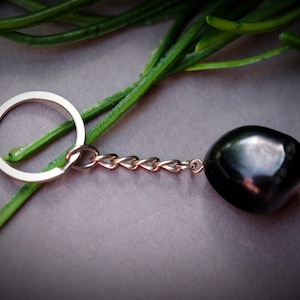 Shungite 0.75&#39;&#39; Tumble Pebble Keychain Black Crystal Healing Key Chain Travel Gifts
