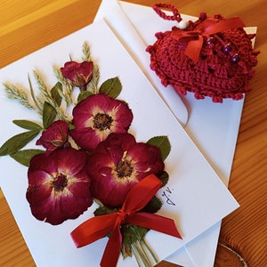 Conjunto de presente de sachê de coração de lavanda e cartões de felicitações de flores prensadas