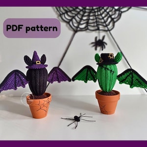 Puede incluir: Dos decoraciones de Halloween de ganchillo: un murciélago negro con alas moradas y un cactus verde con alas negras, cada uno en una maceta de terracota. El murciélago lleva un sombrero de bruja morado y el cactus lleva un sombrero negro. El texto "PDF pattern" está en un cuadro morado.