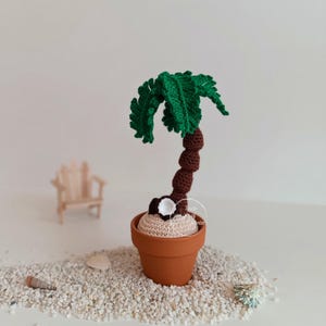 Palmier au crochet dans un pot en argile : décoration de bureau faite main