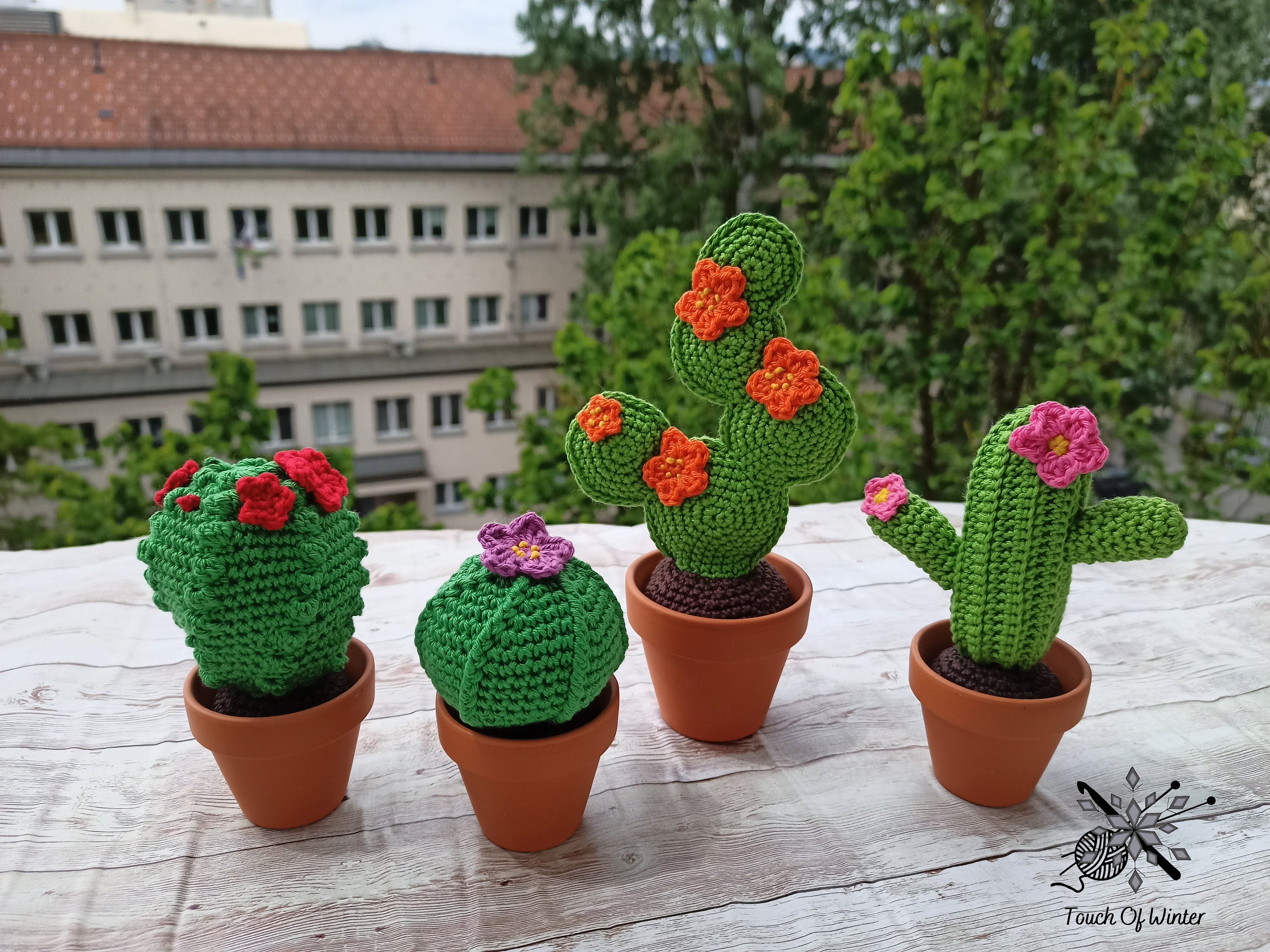 Klein Künstlicher Kaktus mit orange Dornen in Topf aus Terrakotta, 15 cm  hoch