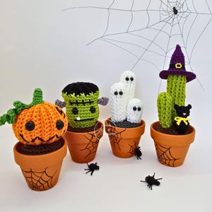 Dekoracja na Halloween wykonana na szydełku w postaci kaktusa w glinianej doniczce / dyni na Halloween / ducha / czarownicy / zombie