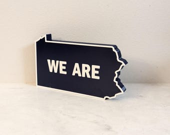 Letrero de escritorio "WE ARE" de Penn State