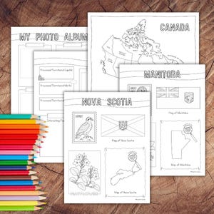 Peut inclure: Une pile de pages de coloriage éducatives en noir et blanc présentant des cartes du Canada, de la Nouvelle-Écosse et du Manitoba, ainsi qu'un modèle d'album photo. Des crayons multicolores sont placés à gauche des feuilles imprimées.