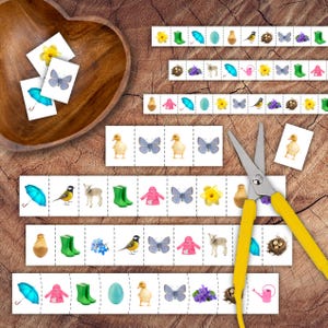 Puede incluir: Un conjunto de tarjetas de imágenes con temática primaveral con imágenes de un pollito, una mariposa, botas de lluvia, un paraguas azul, un pájaro, un nido, una regadera, un cordero, un narciso, un huevo y una flor morada. Las tarjetas están impresas en papel blanco y tienen una línea punteada para cortar.