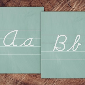 Conjunto de carteles del alfabeto inspirado en pizarra, versión cursiva con líneas guía