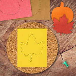 Tarjetas perforadas con alfileres de otoño, actividad preescolar para niños pequeños