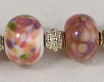 Handmade lampwork glass bead bracelet.