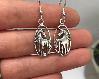 Pendientes de unicornio de plata de ley: joyas míticas