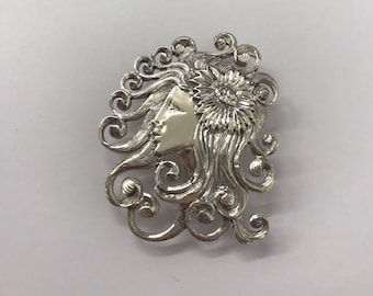 Broche de prata esterlina Art Nouveau com rosto de mulher: joia floral