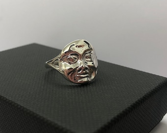 Anillo de plata de ley con cara de luna: una joya con un toque celestial