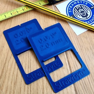 Plantilla Original Waste Side Jig™ de 0,079" (2,0 mm) de diámetro de corte para facilitar los cortes con sierra de riel (par), incluye sierra de inmersión DeWalt DWS520 de Strawbyte Workshop.