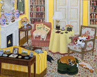 Op de afbeelding: Een schilderij van een gele kamer met een boekenkast, een open haard en verschillende honden. De honden liggen op meubels en op de vloer. Er zijn ook bloemen en een tafel met een lamp.