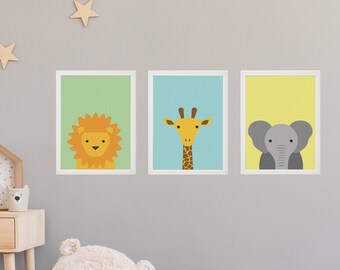 Conjunto de 3 impresiones de arte de pared de guardería enmarcadas blancas / lindos animales de safari jirafa león elefante arte de pared / guardería infantil dormitorio de bebés obras de arte enmarcadas