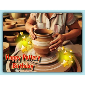 Può includere: Immagine di arte digitale di un tornio con un vaso di ceramica marrone e beige modellato dalle mani. Il testo "Happy Pottery Birthday" è visualizzato in rosso e giallo, circondato da stelle gialle.
