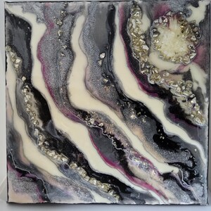 Può includere: Opera d'arte astratta in resina con un design fluido in nero, bianco, grigio e viola. L'opera presenta glitter argentati e un gruppo centrale di cristalli, creando un effetto strutturato. Un pezzo decorativo unico.