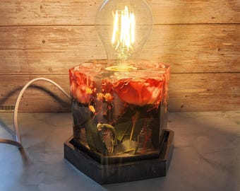 ピンクのバラを樹脂アートで手作りしたユニークな花柄テーブルランプ