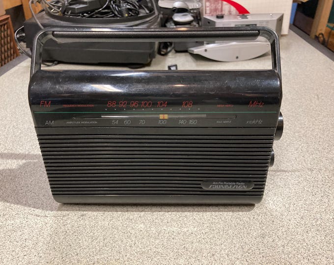 Soundesign am/fm Portable Radio  Model No. 2224BLK. Tested & Works.
